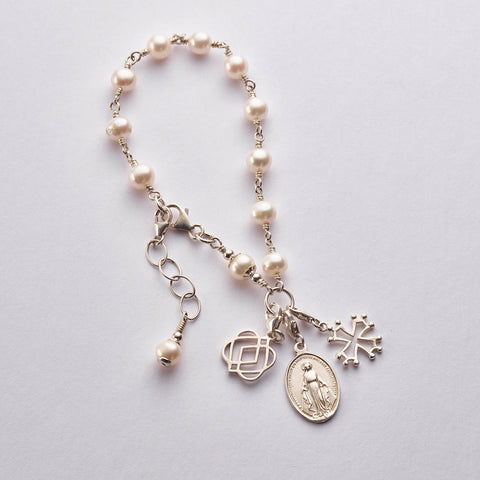 ONS 6 SS: 'ONENESS' freshwater pearl bracelet with silver charms (wholesale)
